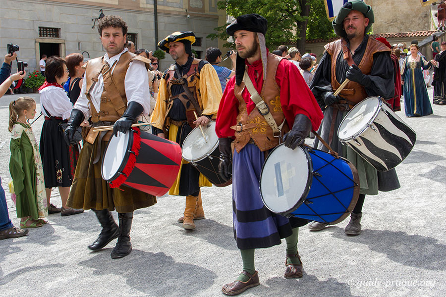 Photo of the procession at Five-Petalled Rose Celebrations.